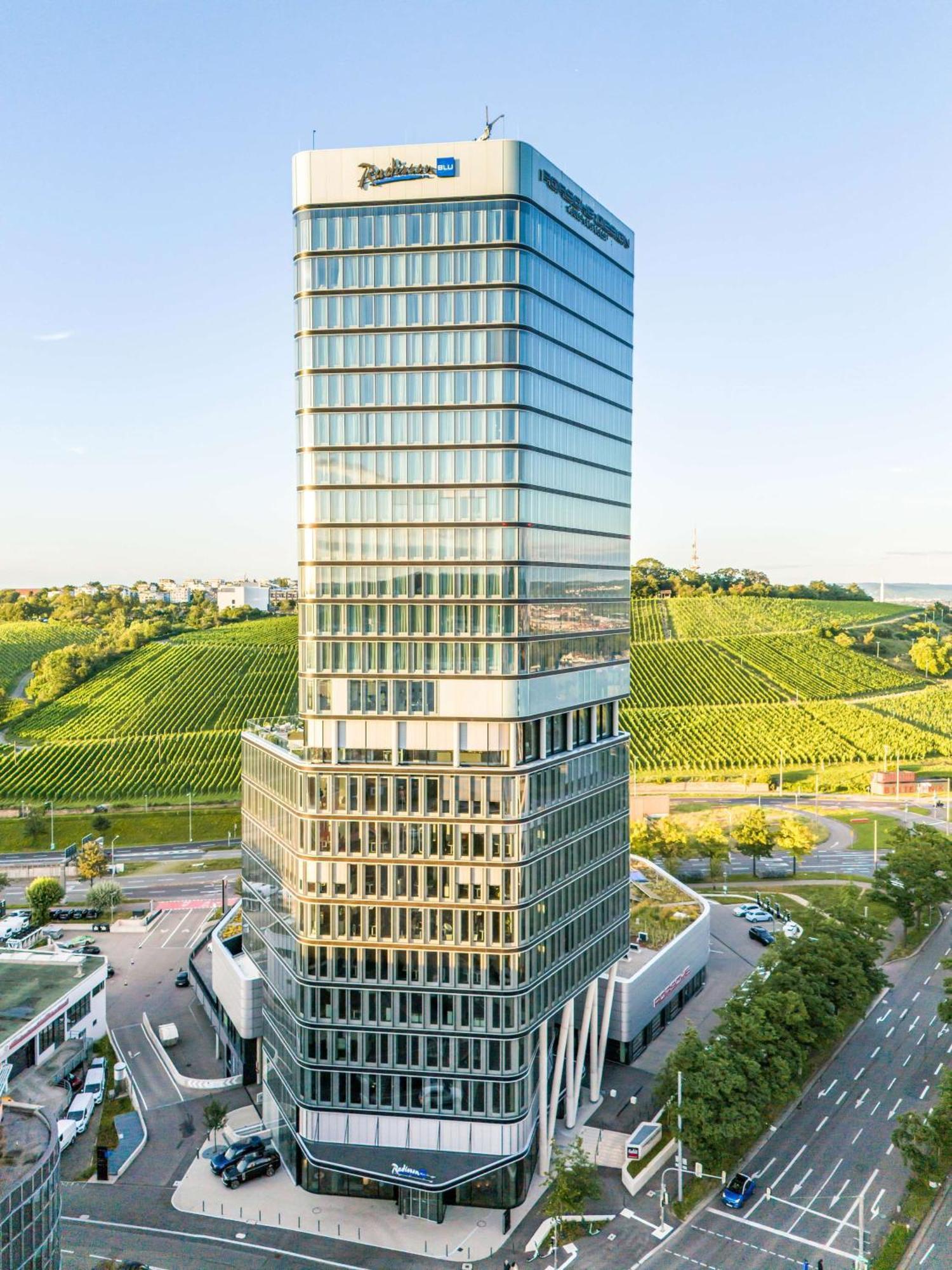 Radisson Blu Hotel At Porsche Design Tower Штутгарт Екстер'єр фото