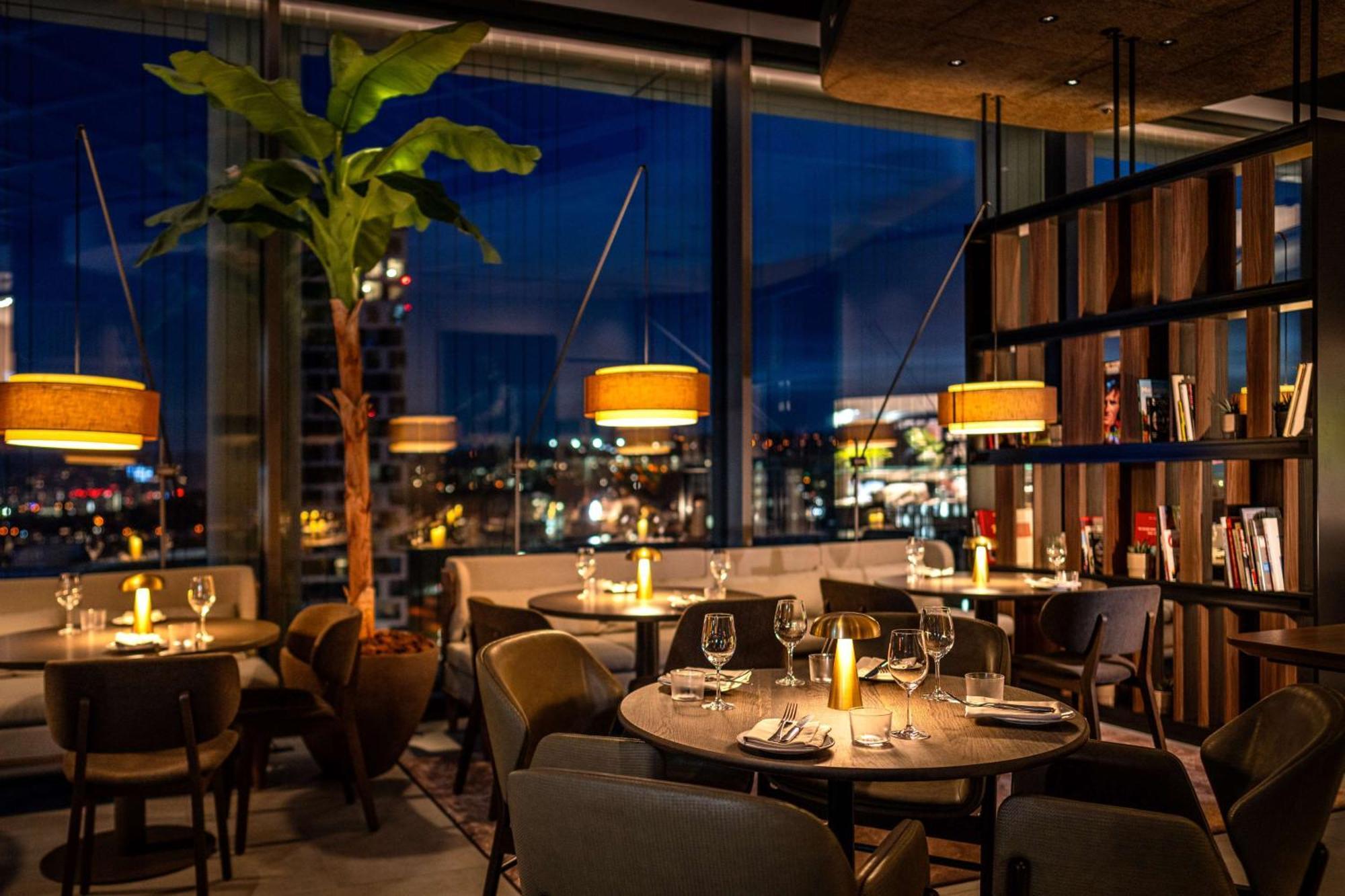 Radisson Blu Hotel At Porsche Design Tower Штутгарт Екстер'єр фото