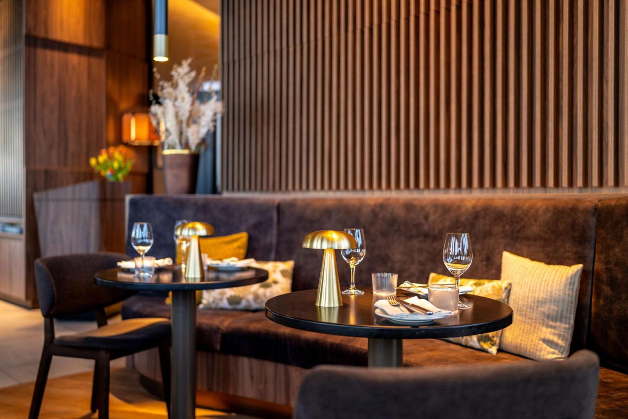 Radisson Blu Hotel At Porsche Design Tower Штутгарт Екстер'єр фото