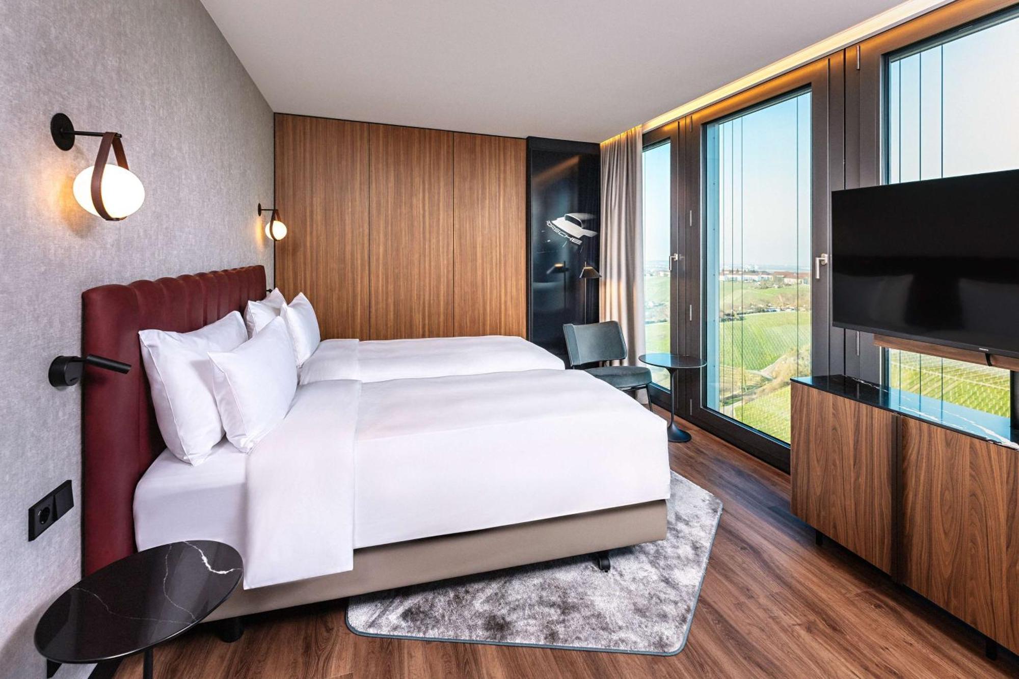 Radisson Blu Hotel At Porsche Design Tower Штутгарт Екстер'єр фото