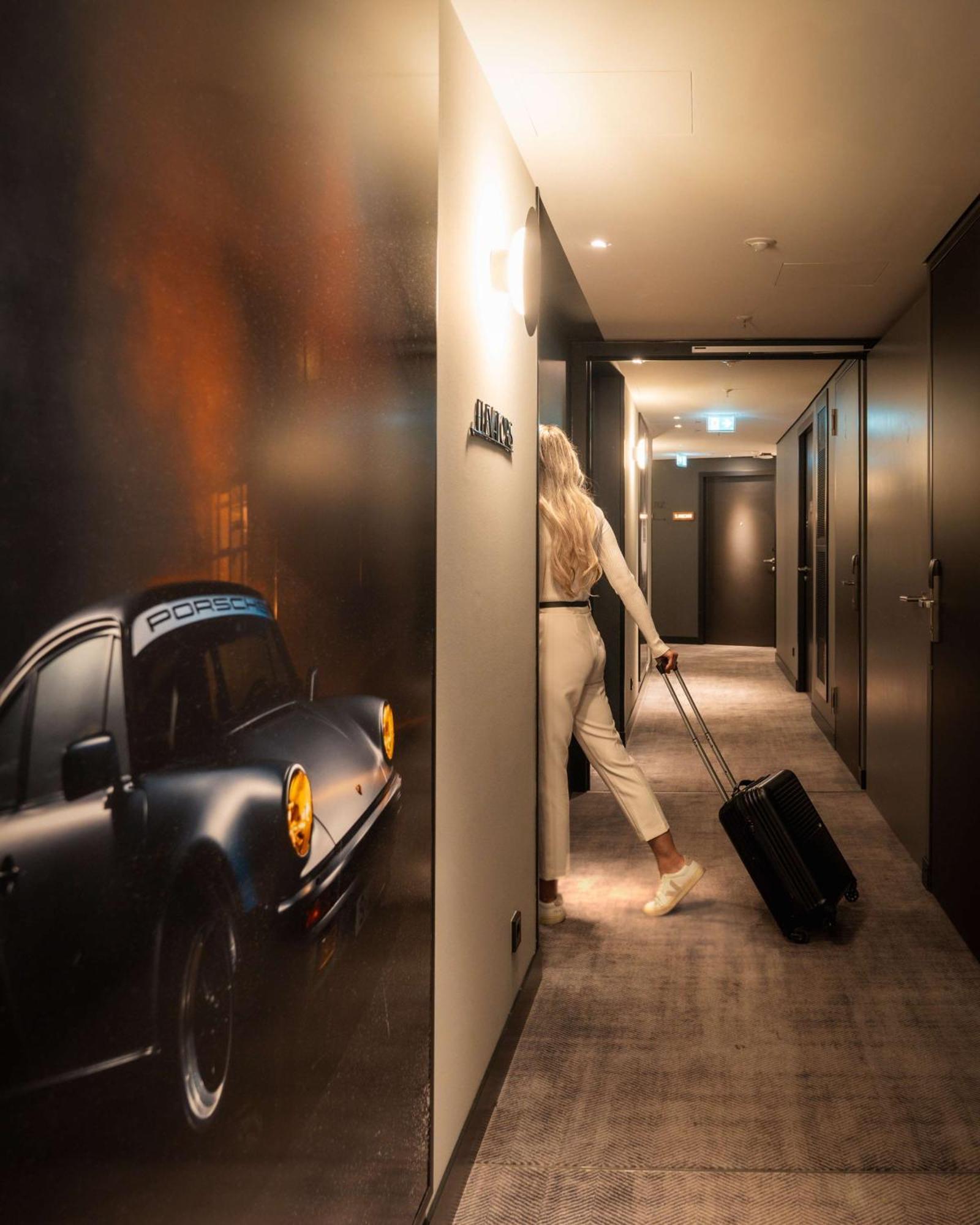 Radisson Blu Hotel At Porsche Design Tower Штутгарт Екстер'єр фото